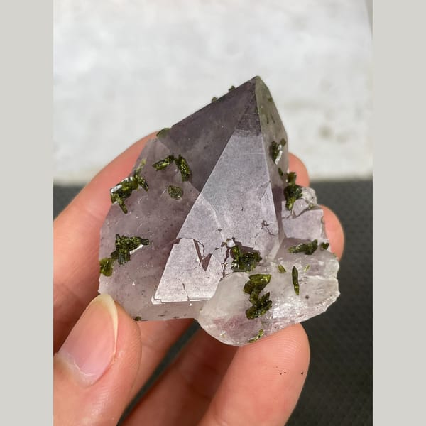 Lilac-tinted quartz with dark green epidote from Sichuan — complete view