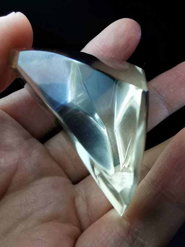 Complete angled view of the transparent polished quartz freeform