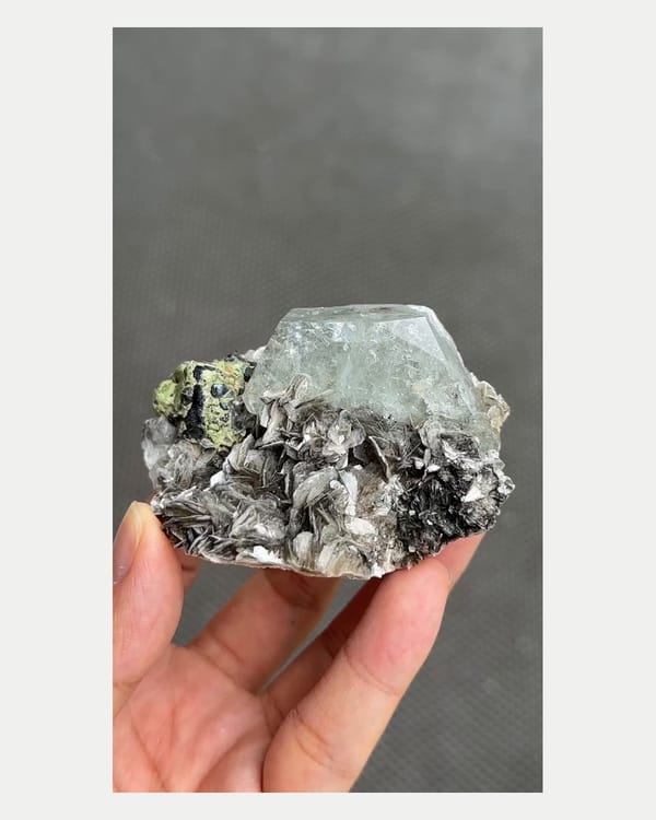 Complete front view of aquamarine with kesterite and mushistonite