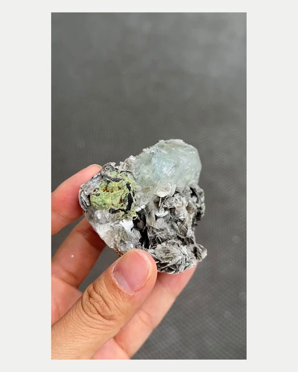 Complete left oblique view of aquamarine with kesterite and mushistonite