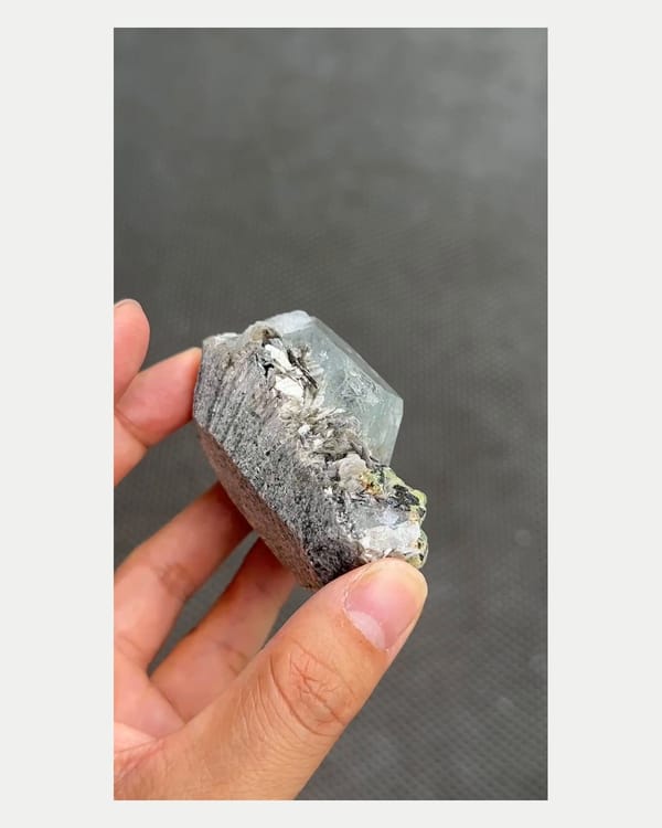 Complete reverse view of aquamarine with kesterite and mushistonite