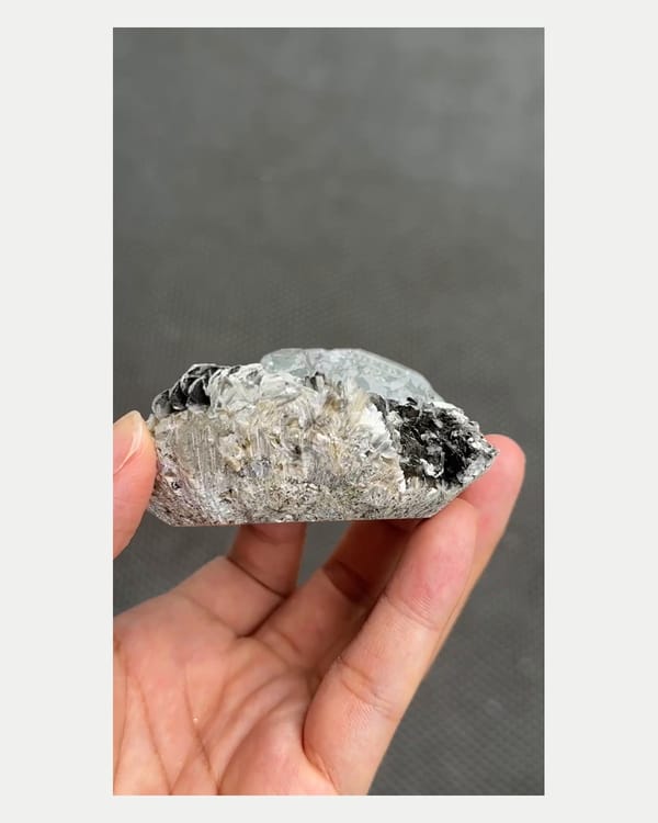 Complete right oblique view of aquamarine with kesterite and mushistonite
