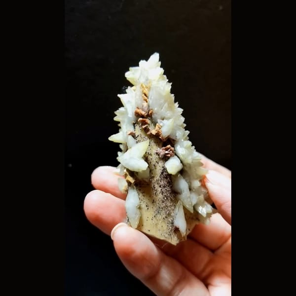 Dogtooth calcite with dolomite and pyrite from Daye — complete view