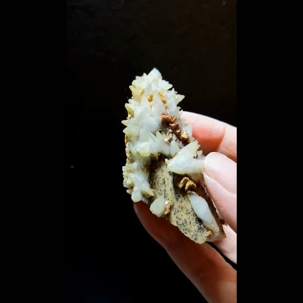 Dogtooth calcite with dolomite and pyrite from Daye — detail view