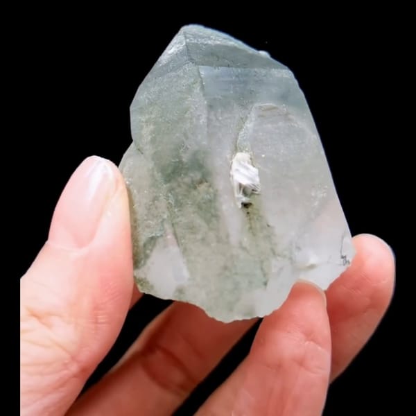 Green phantom quartz with calcite from Yaogangxian — detail view