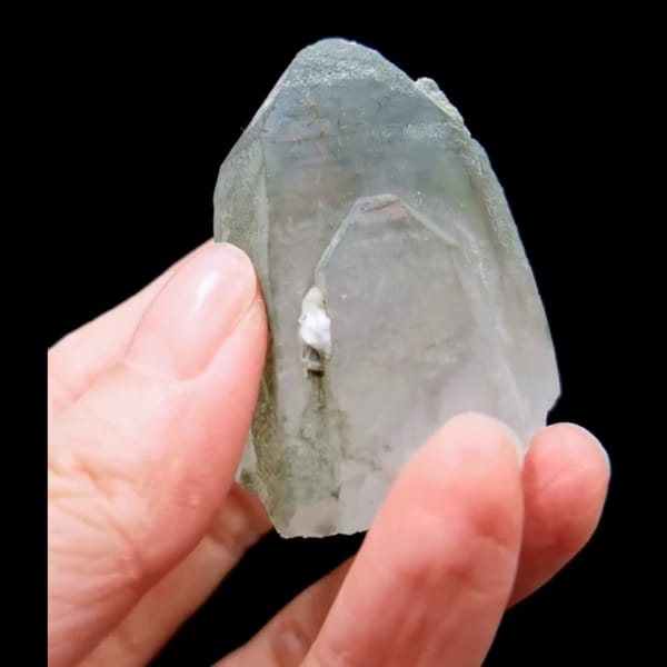 Green phantom quartz with calcite from Yaogangxian — detail view