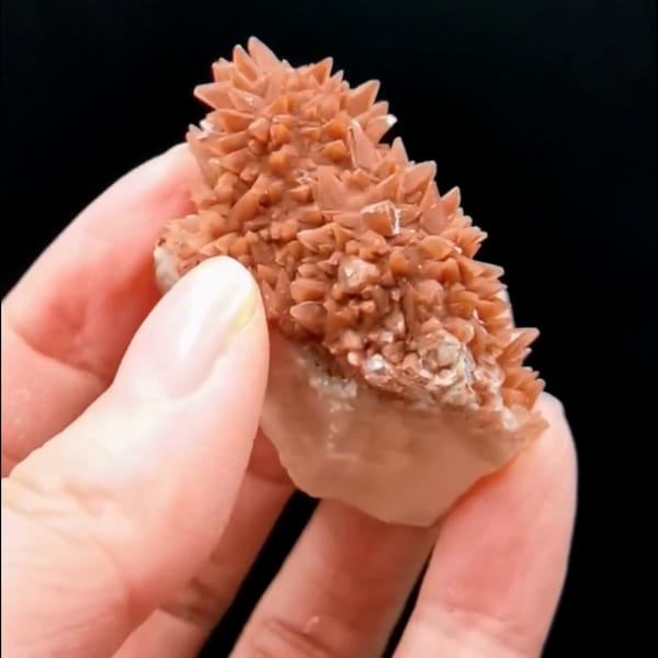 Bicolor dogtooth calcite from Daye Hubei — alternate view
