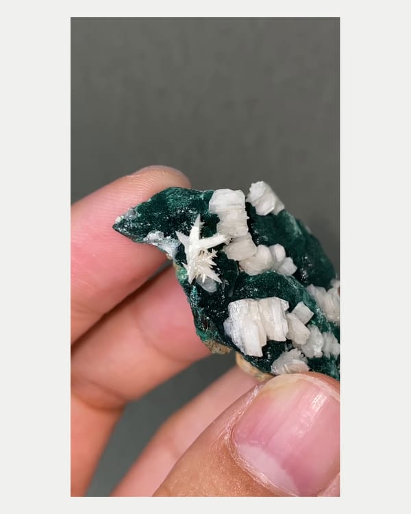 Complete opposite face of white cerussite on dark green malachite