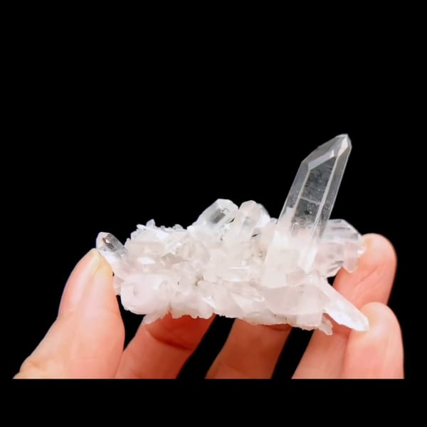 Icy quartz cluster with tunnel from Jinkouhe — complete view