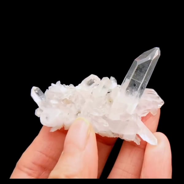 Icy quartz cluster with tunnel from Jinkouhe — alternate view
