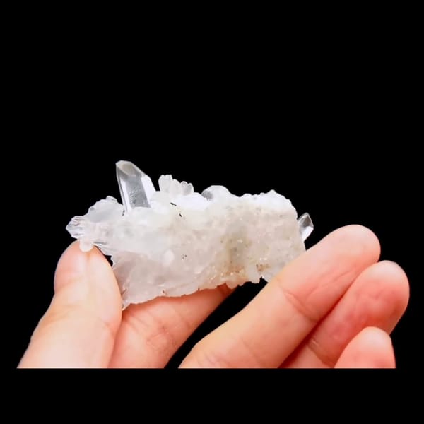 Icy quartz cluster with tunnel from Jinkouhe — alternate view