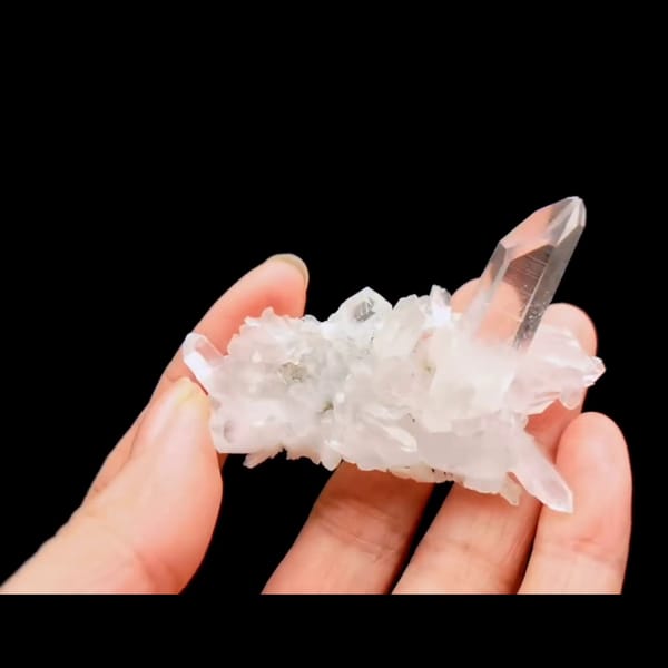 Icy quartz cluster with tunnel from Jinkouhe — detail view