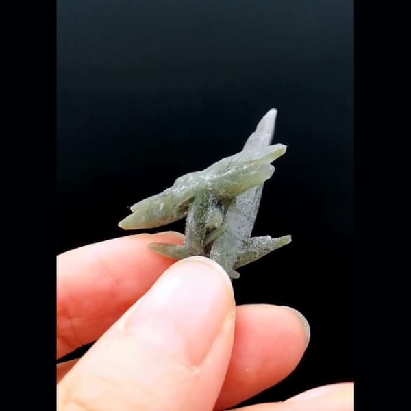 Double terminated green phantom quartz from Nepal — detail view