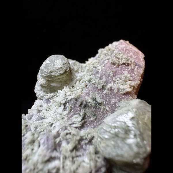 Purple sugary-coated quartz with green calcite from Inner Mongolia — detail view