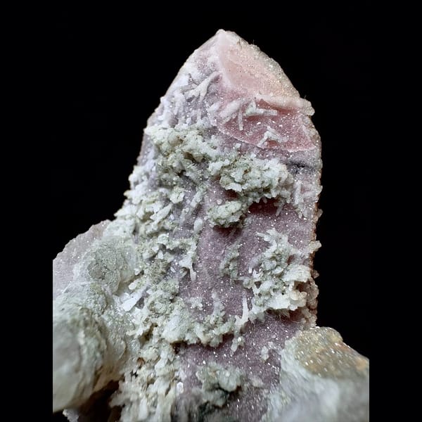 Purple sugary-coated quartz with green calcite from Inner Mongolia — detail view