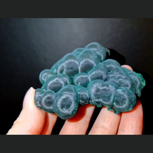 Cats-eye botryoidal malachite from the Congo — complete view