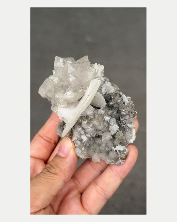 Complete front view of quartz cluster with bladed calcite