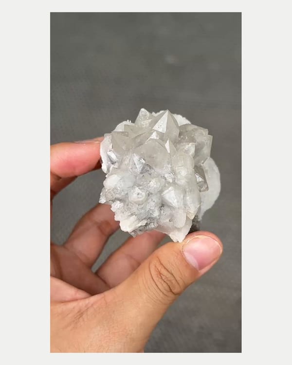 Complete left oblique view of quartz cluster with bladed calcite