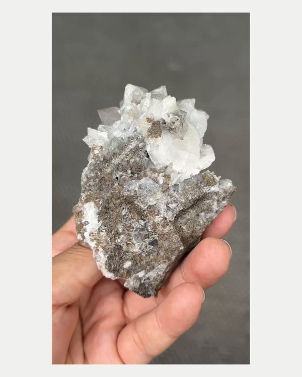 Complete reverse view of quartz cluster with bladed calcite