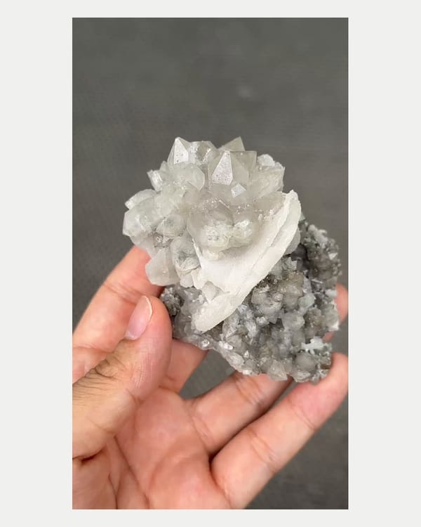 Complete right oblique view of quartz cluster with bladed calcite