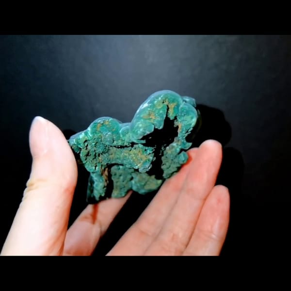 Larger cats-eye malachite from the Congo — detail view