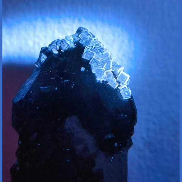 Interference-pattern secondary quartz with fluorite A — complete view