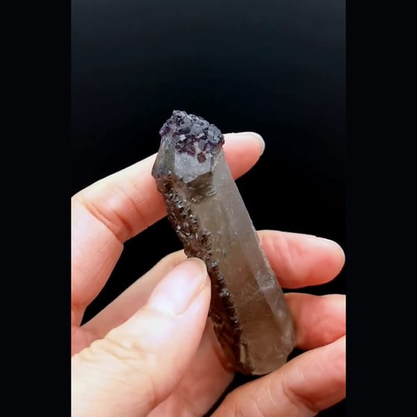 Interference-pattern secondary quartz with fluorite A — detail view