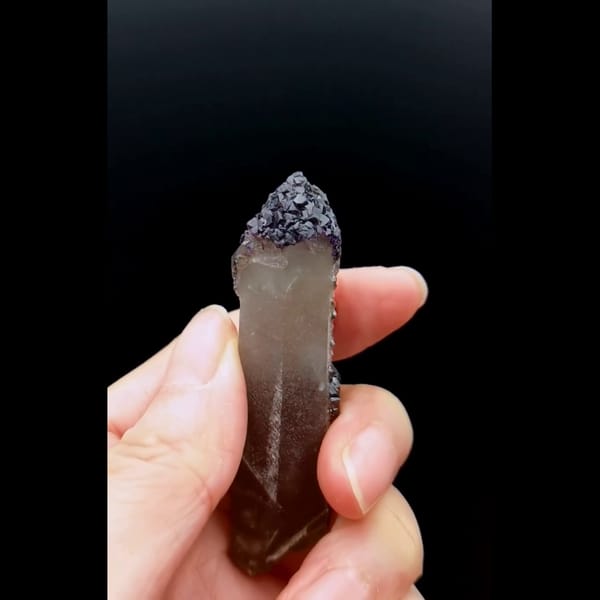 Interference-pattern secondary quartz with fluorite A — detail view