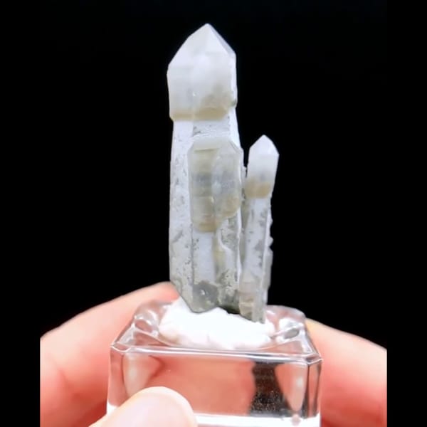 Interference cap quartz from Inner Mongolia — complete view