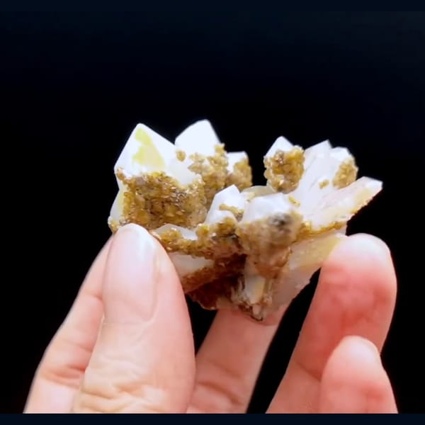 Fujian secondary quartz with fluorite freestanding — detail view