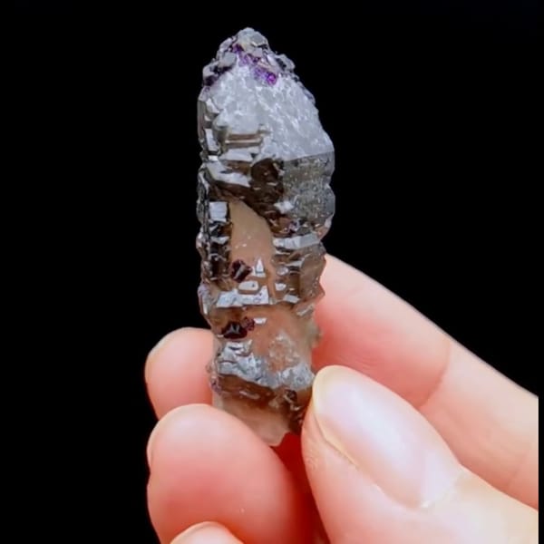 Interference quartz with chlorite and purple fluorite — alternate view