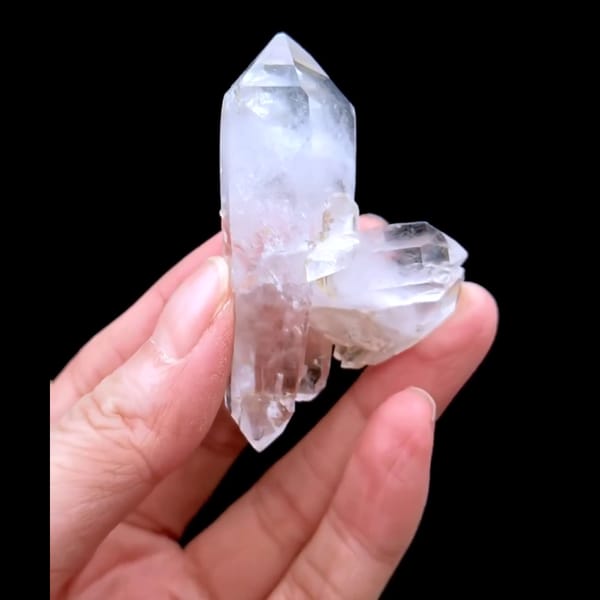 DT suture quartz from Pakistan — complete view