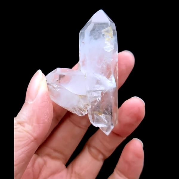 DT suture quartz from Pakistan — detail view