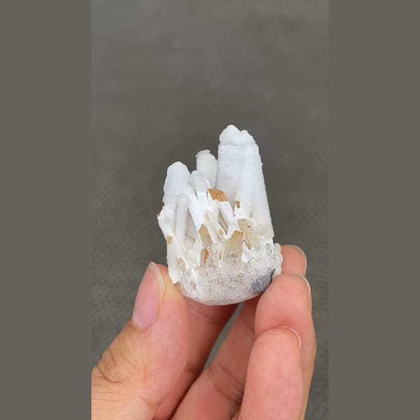 White quartz cluster with dolomite and calcite from Jinkouhe, Sichuan — detail view