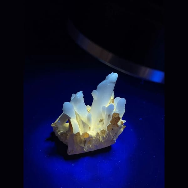 White quartz cluster with dolomite and calcite from Jinkouhe, Sichuan — detail view
