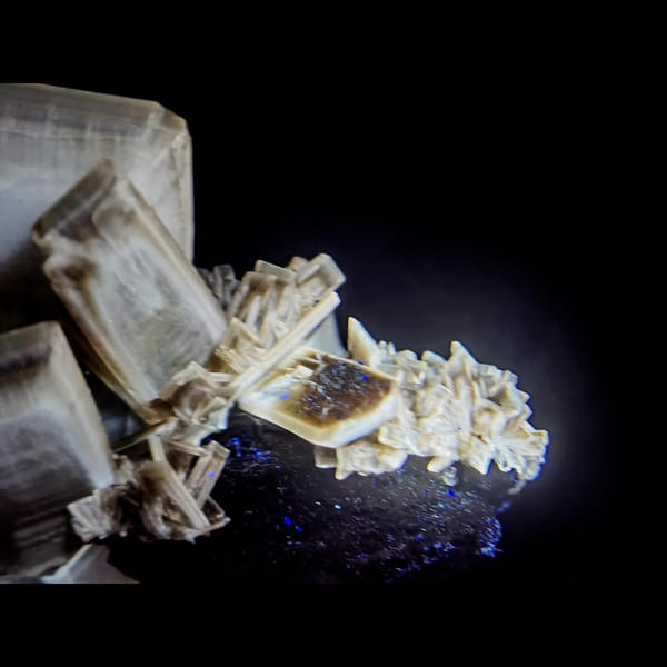 Golden tabular barite blade cluster from Henan — detail view
