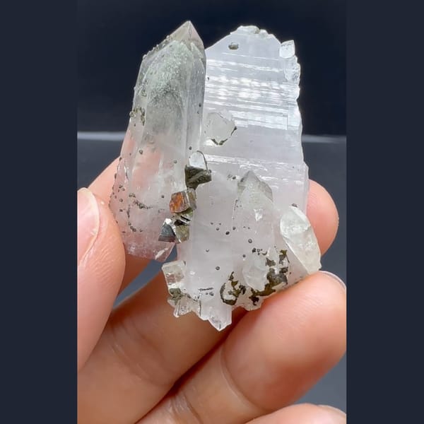 Phantom Quartz with Topaz Yaogangxian 4.3 cm — detail view