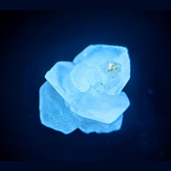 Hourglass gypsum rose from Hebei — detail view