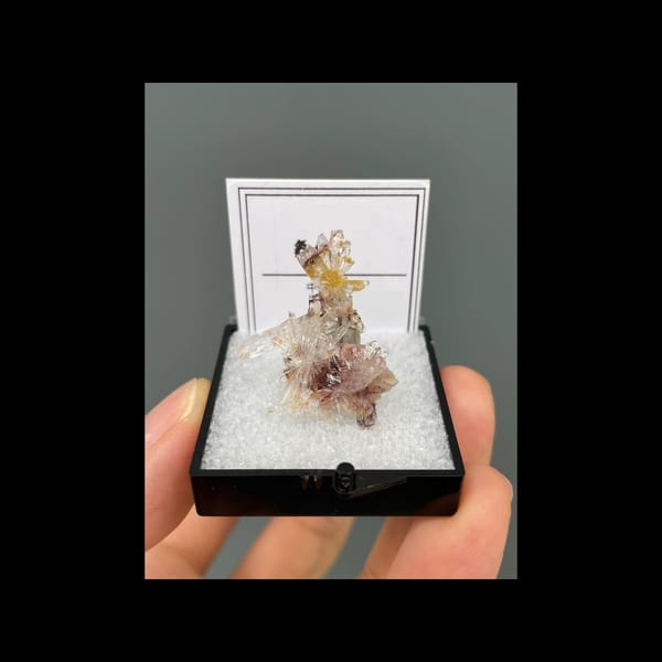 Two-tone creedite flower from Qinglong, Guizhou — complete view