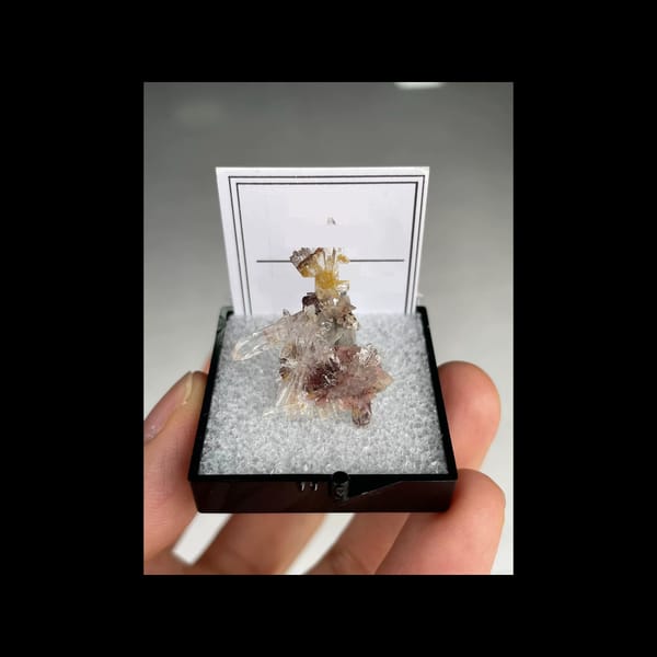 Two-tone creedite flower from Qinglong, Guizhou — detail view