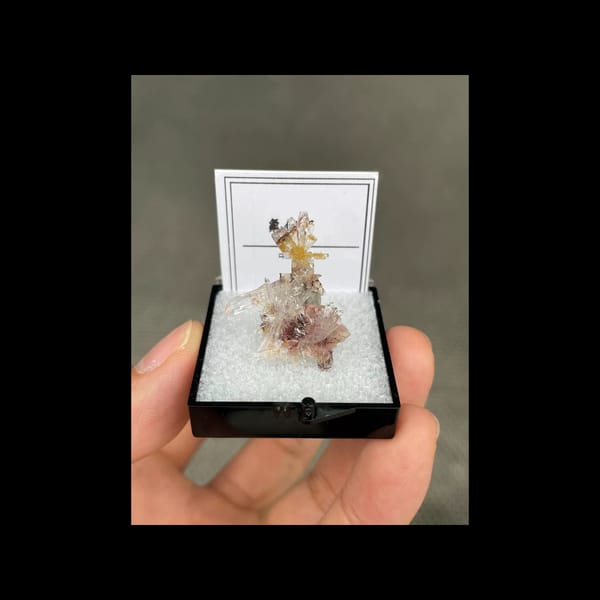 Two-tone creedite flower from Qinglong, Guizhou — detail view