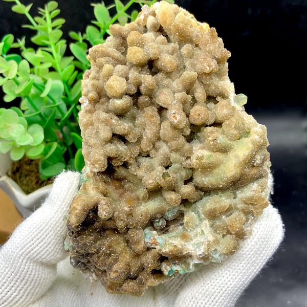 Pale sugary hemimorphite coating quartz — alternate view