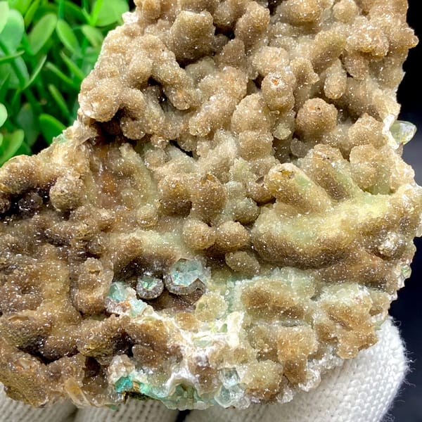 Pale sugary hemimorphite coating quartz — detail view