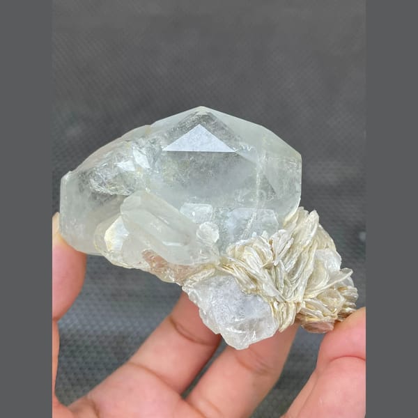 Pale aquamarine beryl with mica from Xuebaoding, Sichuan — complete view