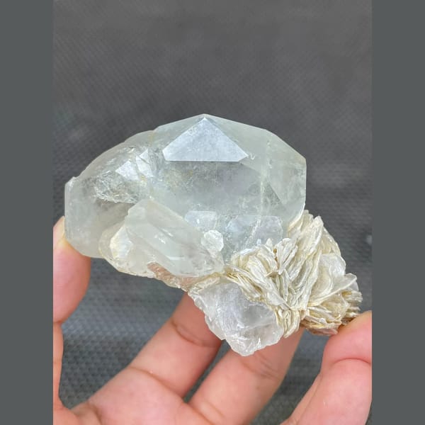 Pale aquamarine beryl with mica from Xuebaoding, Sichuan — alternate view
