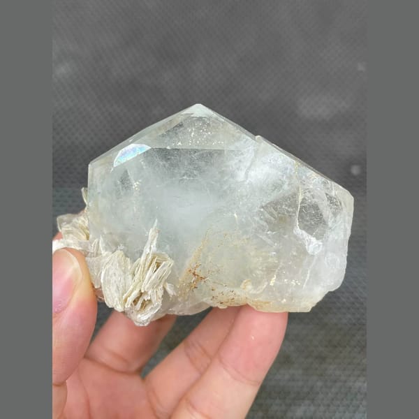 Pale aquamarine beryl with mica from Xuebaoding, Sichuan — detail view