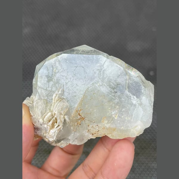 Pale aquamarine beryl with mica from Xuebaoding, Sichuan — detail view