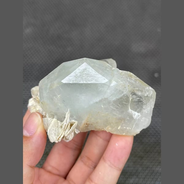 Pale aquamarine beryl with mica from Xuebaoding, Sichuan — detail view