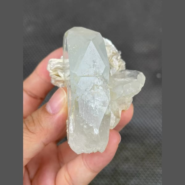 Pale aquamarine beryl with mica from Xuebaoding, Sichuan — detail view