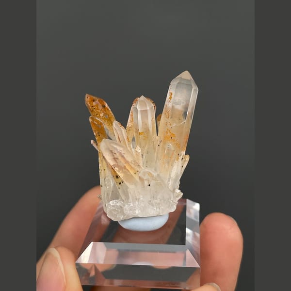 Light brown iron-stained quartz cluster with dolomite from Jinkouhe — complete view